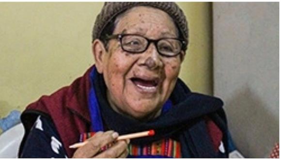 Huancaína a los 77 años aprende a escribir su nombre