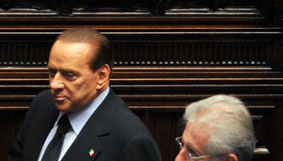 Silvio Berlusconi no podrá ejercer cargo público por dos años