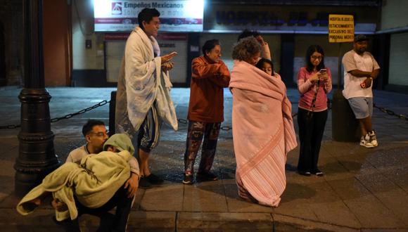 Los residentes se paran en una calle después de un terremoto de magnitud 6.9 en la Ciudad de México el 22 de septiembre de 2022. (Foto de Pedro PARDO / AFP)