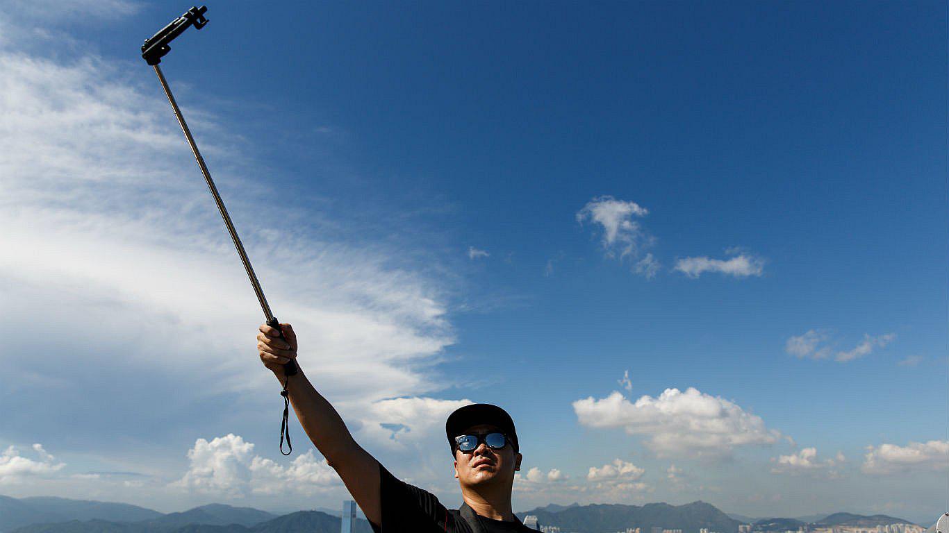 Foto mortal: Muere más gente por tomarse selfies que por ataques de tiburón