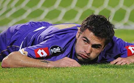 Futbolista Adrian Mutu quiere adoptar a bebé rescatado de tubería