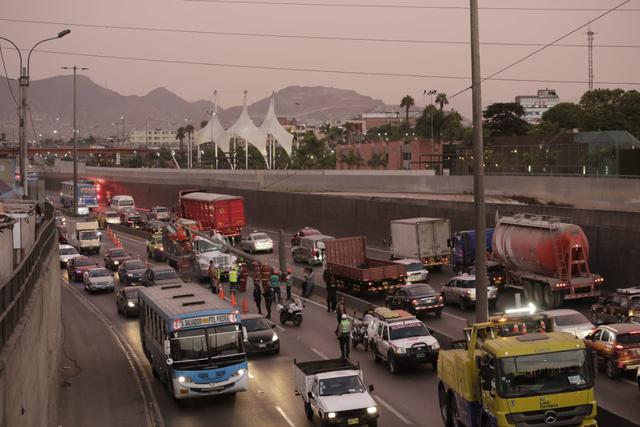 Accidente vehicular en vía Evitamiento a la altura del puente Trujillo. Fotos: Cesar Zamalloa