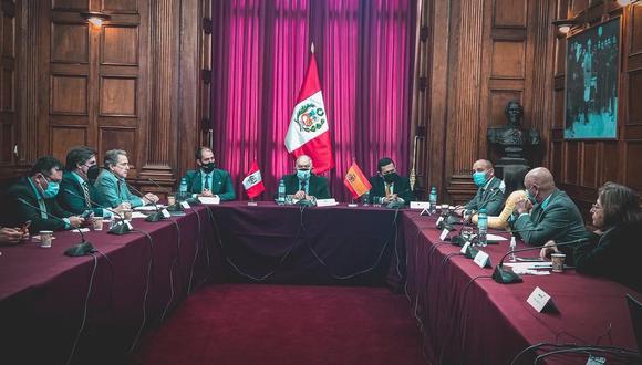 La reunión entre peruanos y españoles se realizó en las instalaciones del Congreso de la República. (Foto: Twitter)