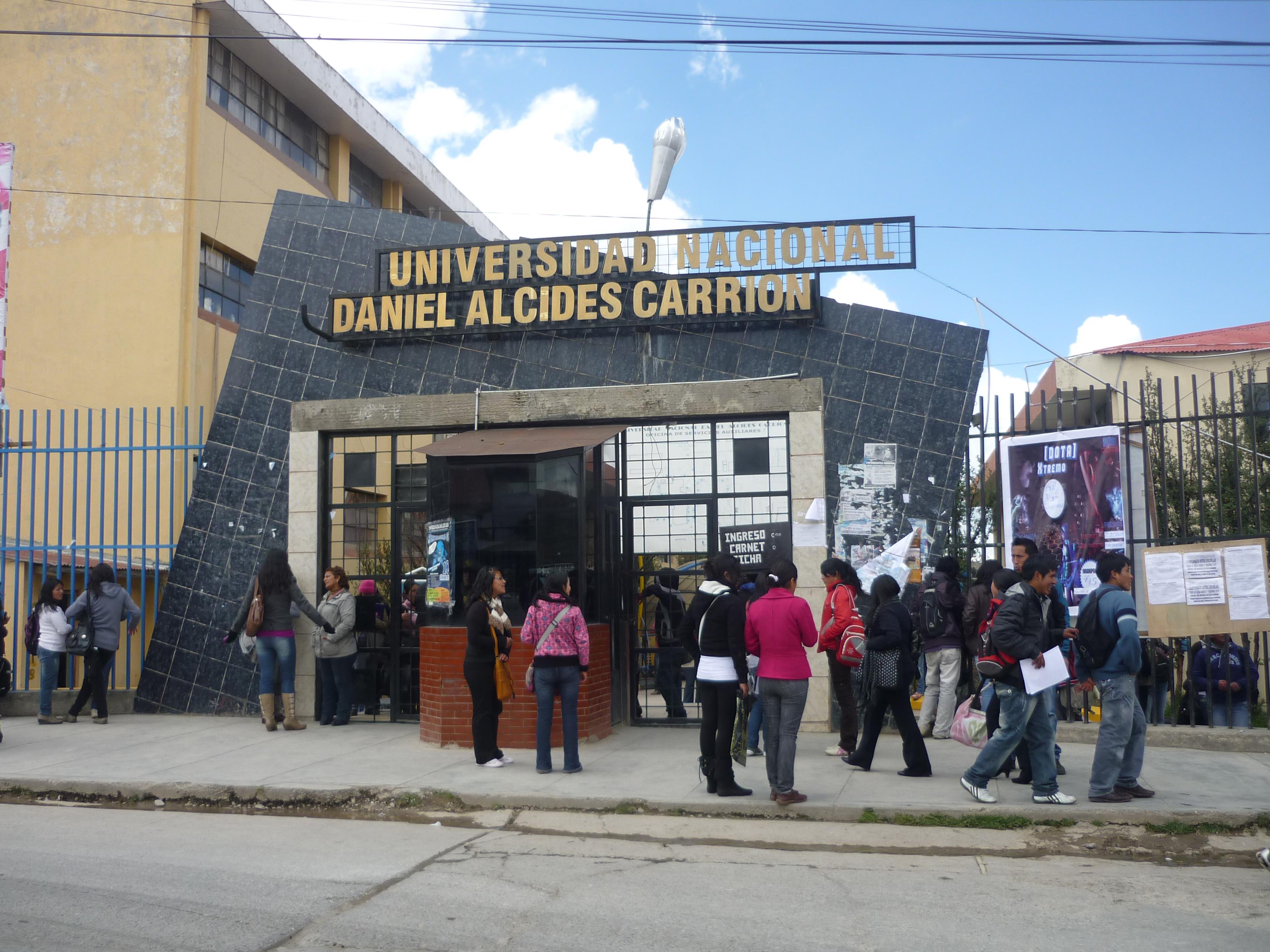 Piden separación de catedrático de universidad Daniel A. Carrión