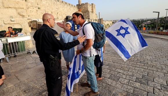 La policía israelí asegura el área alrededor de la Ciudad Vieja de Jerusalén mientras un grupo de israelíes participan en la marcha anual del Día de Jerusalén. Las tensiones han aumentado drásticamente desde que la policía israelí se enfrentó con palestinos el último viernes del mes de ayuno musulmán del Ramadán. (EMMANUEL DUNAND / AFP).