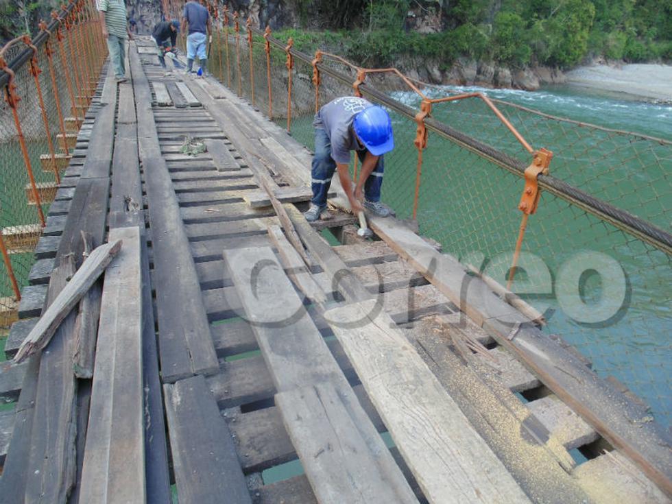 Reparan puente de 109 años  con madera usada 