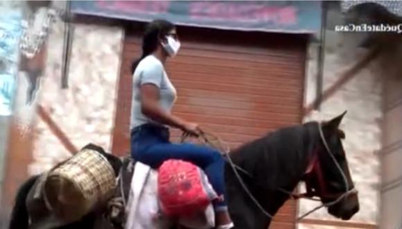 La madre montada en el caballo en camino al mercado a comprar sus productos. Foto: América Noticias