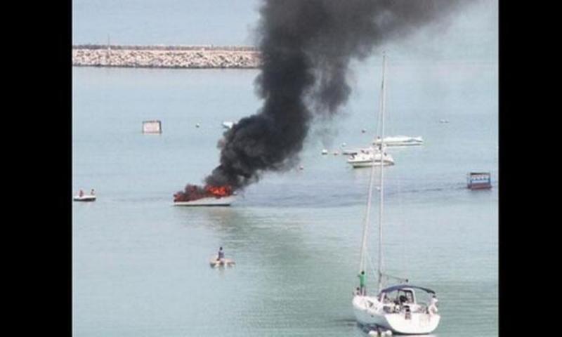 Yate se incendia y hunde en el mar de La Punta