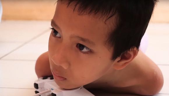 Niño indonesio sorprende al mundo con su habilidad para jugar Play Station (VIDEO)