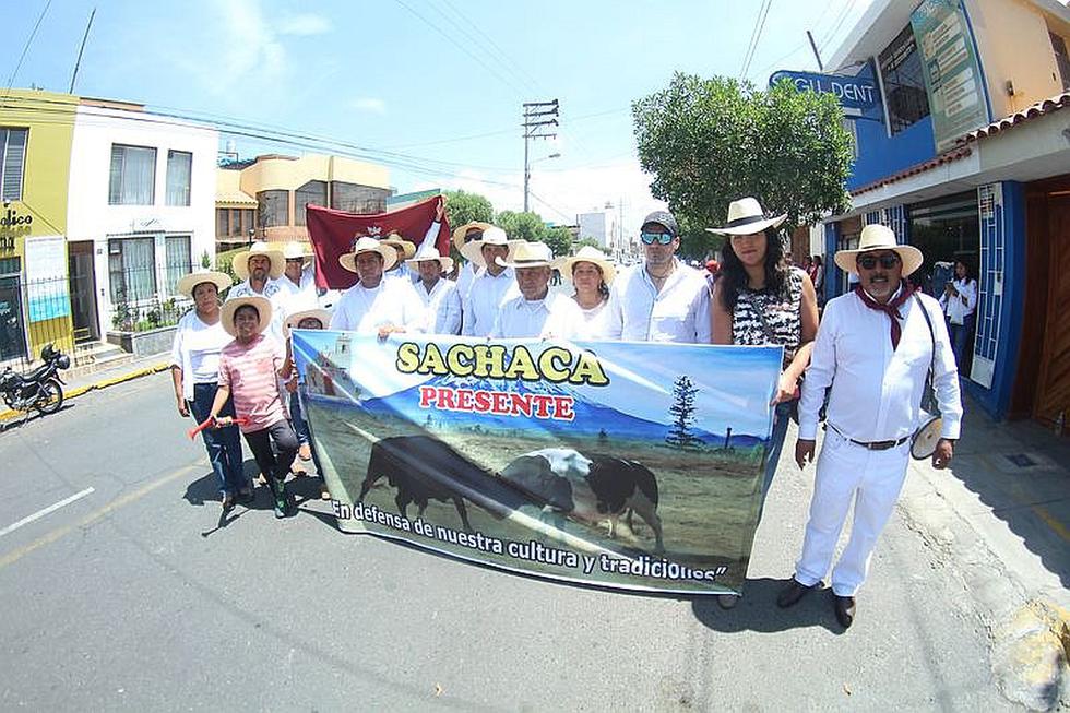 Criadores de Gallos y de Toros piden que se respeten las tradiciones (FOTOS y VIDEO)
