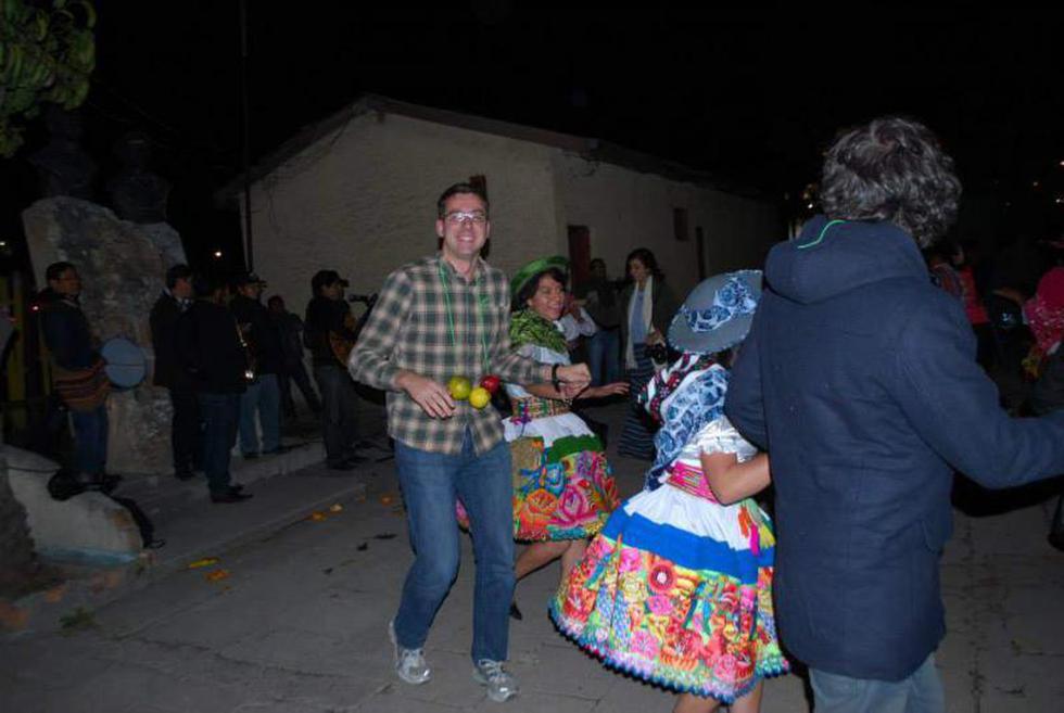 Turistas llegan a Huancayo en tren y bailan Huaylarsh (FOTOS)