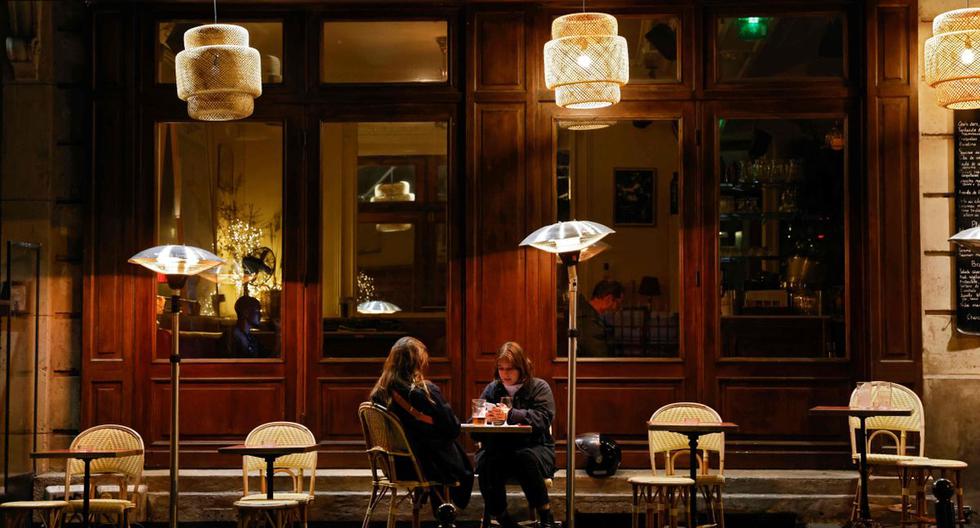 Imagen referencial. Dos mujeres toman una copa en la terraza de un restaurante de París (Francia), el 6 de octubre de 2020. (AFP / THOMAS COEX).