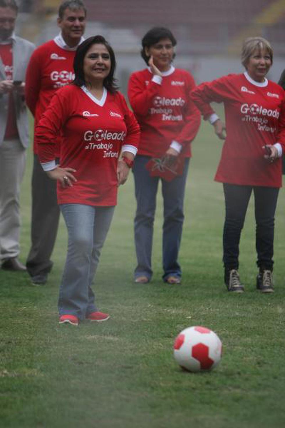 Mira al presidente Humala y ministros patear penales ante George Forsyth