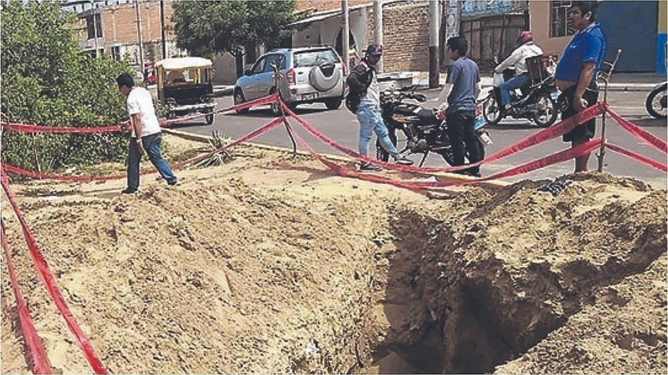 Obreros se salvan de morir sepultados en una zanja de tres metros de profundidad 