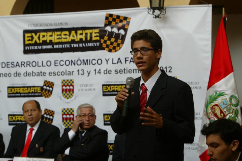 Escolares demuestran capacidad en torneo de debate