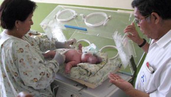Bebé anencefálico asombra a médicos