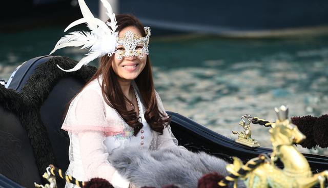 Los turistas disfrutaron de espectáculo de acrobacias, preludio del Carnaval, y el domingo, la fiesta veneciana continúa con otro desfile acuático. (AFP).