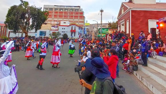 Organizaciones públicas y privadas presentaron danzas por las calles céntricas del puerto. (Foto: Difusión)