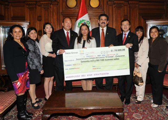 Entregan donativo para colegio de caserío El Cerezo