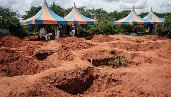 Investigadores de Kenia desenterraron otros 16 cuerpos el martes en un bosque donde se creía que un culto estar practicando la hambruna masiva, elevando el número de víctimas hasta el momento a 89, incluidos los niños.  (Foto de Yasuyoshi CHIBA / AFP)