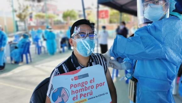 La primera etapa de la vacunación contra el COVID-19 es la población de 65 a 69 años que comenzó este viernes 21 de mayo en Lima y Callao. (Foto: Geresa Arequipa)