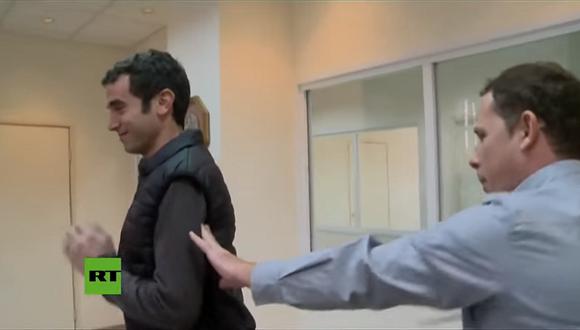 ​Periodista israelí resulta herido durante prueba de chaleco anticuchillos (VIDEO)