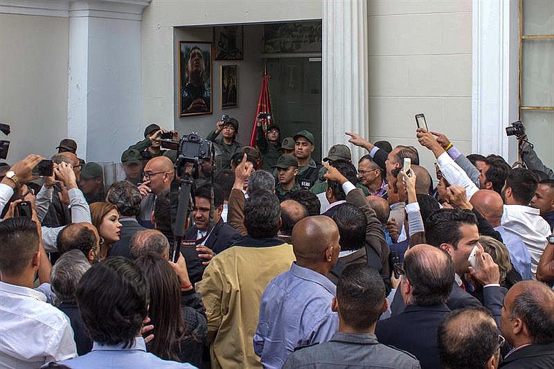 Crisis en Venezuela: "Declaraciones de Nicolás Maduro desataron violencia en el Legislativo"