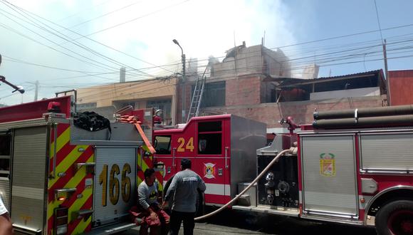 Más de cinco unidades de bomberos fueron necesarias para apagar las llamas. (Foto: Adrian Apaza)