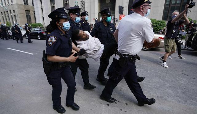Los policías de Nueva York arrestan a un manifestante durante una protesta por la muerte de George Floyd. (AFP / TIMOTHY A. CLARY).