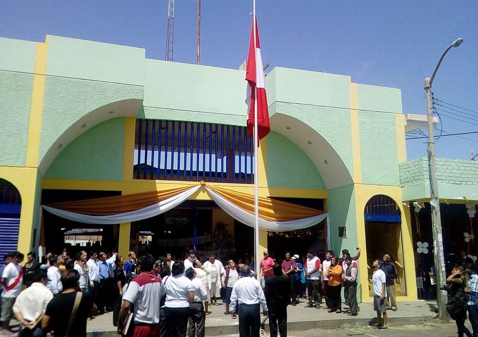 Primer mercado de Alto de la Alianza celebra Bodas de Oro con paseo de la bandera