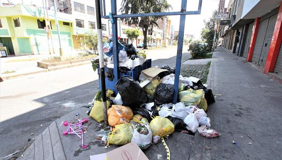 Trabajadores de Bustamante y Rivero protestaron y basura se acumuló en calles