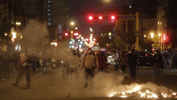 Al caer la noche del martes, la situación se descontroló. Disturbios y detenidos tras enfrentamientos con la Policía Nacional en el Centro de Lima. (Fotos: Renzo Salazar / @photo.gec)