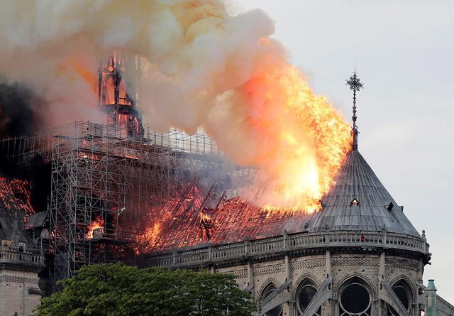 15 de abril de 2019 | Incendio de Notre Dame. La Catedral de Notre Dame, en París, fue envuelta por un gran incendio la tarde del lunes 15 de abril. El fuego provocó el colapso de la aguja del capitel. (AFP)