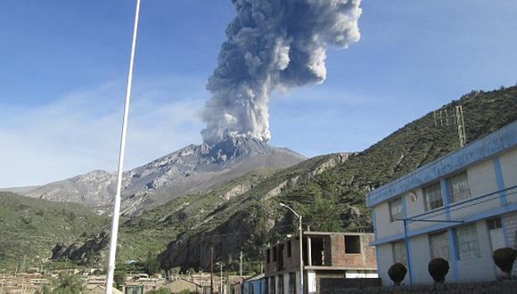 Especialistas del OVI monitorean volcán Ubinas in situ
