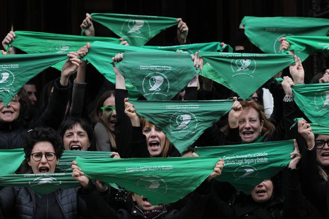 Activistas por la despenalización del aborto sostienen pañuelos verdes durante una marcha para conmemorar su lucha, en el aniversario del debate parlamentario sobre la ley del aborto que recibió el voto negativo del Senado, el 8 de agosto de 2019 en Buenos Aires (Argentina). EFE/Aitor Pereira