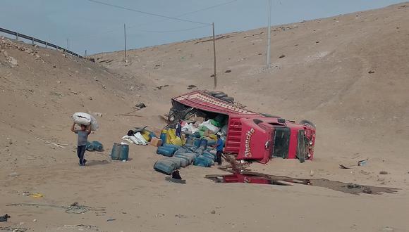 Camión que llegaba a Tacna despistó en la vía Panamericana con saldo de un herido y daños materiales