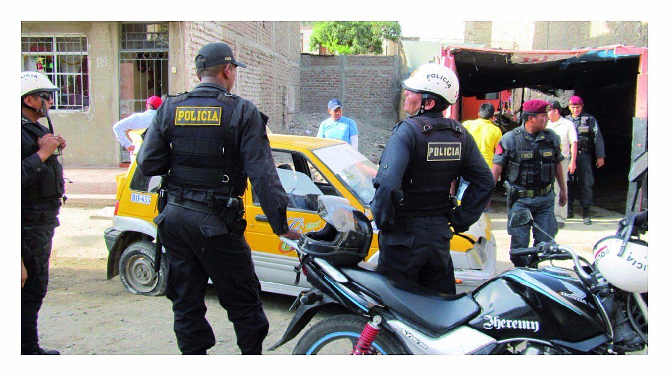 Requisitoriado escapa luego que su pariente soltara a canes para que ataquen a policías