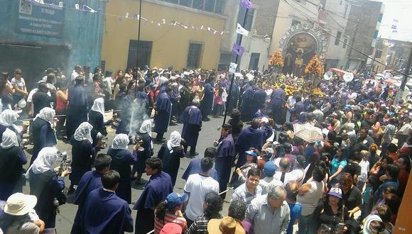 Cientos de personas acompañan el paso del Señor de los Milagros en Trujillo (VÍDEO) 