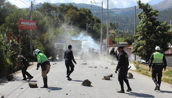 Universitarios y la Policía se enfrentan en Abancay (FOTOS)