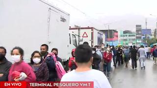 “No imaginé la cola”: extensas filas de personas para ingresar a terminal pesquero de VMT por Semana Santa