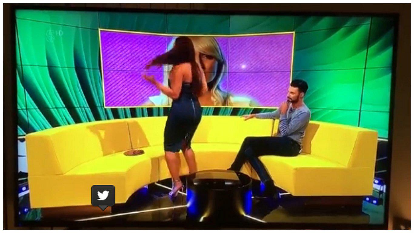 YouTube: Sensual concursante dejó ver más de la cuenta por bochorno accidente (VIDEO)