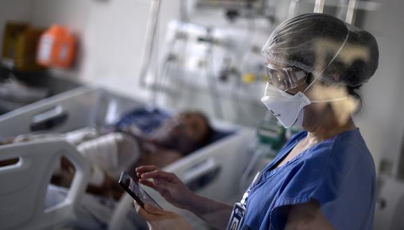 A health professional works at the Intensive Care Unit (ICU) ward where patients infected with the COVID-19 novel coronavirus are being treated, at the Santa Casa hospital in Belo Horizonte, state of Minas Gerais, Brazil, on June 1, 2020. - The pandemic has killed 373,439 people worldwide since it surfaced in China late last year, according to an AFP tally at 1900 GMT on Monday, based on official sources. In a grim new landmark, infections in Latin America and the Caribbean surge past one million. (Photo by Douglas Magno / AFP)