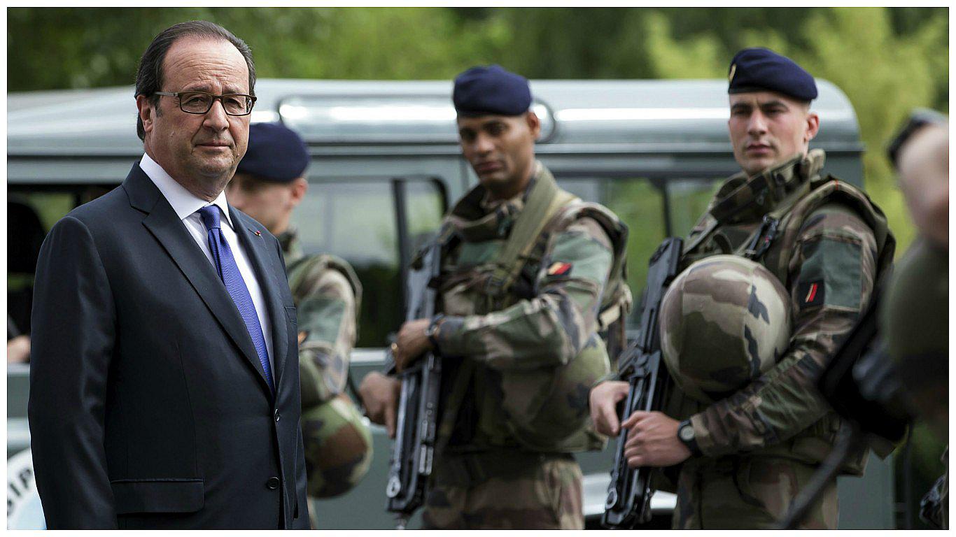 François Hollande condena "vil atentado terrorista" del Estado Islámico en iglesia de Francia