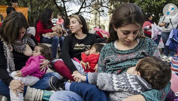 ​Argentina: madre es expulsada de una plaza por amamantar a su hijo y ellas protestan así