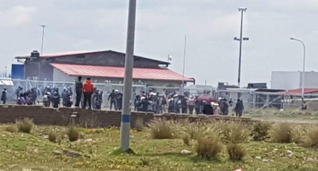Puno: Universitarios rodearon terminal aéreo en protesta a denegatoria de licenciamiento de su casa de estudios (GEC)