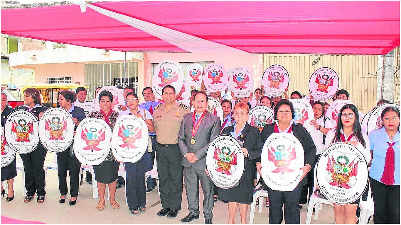 La Subprefectura de Sullana entrega escudos a tenientes gobernadores 