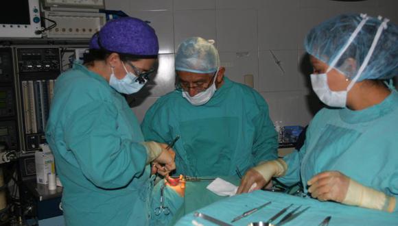 Especialista en cirugía robótica intervendrá a tres pacientes en Huancayo