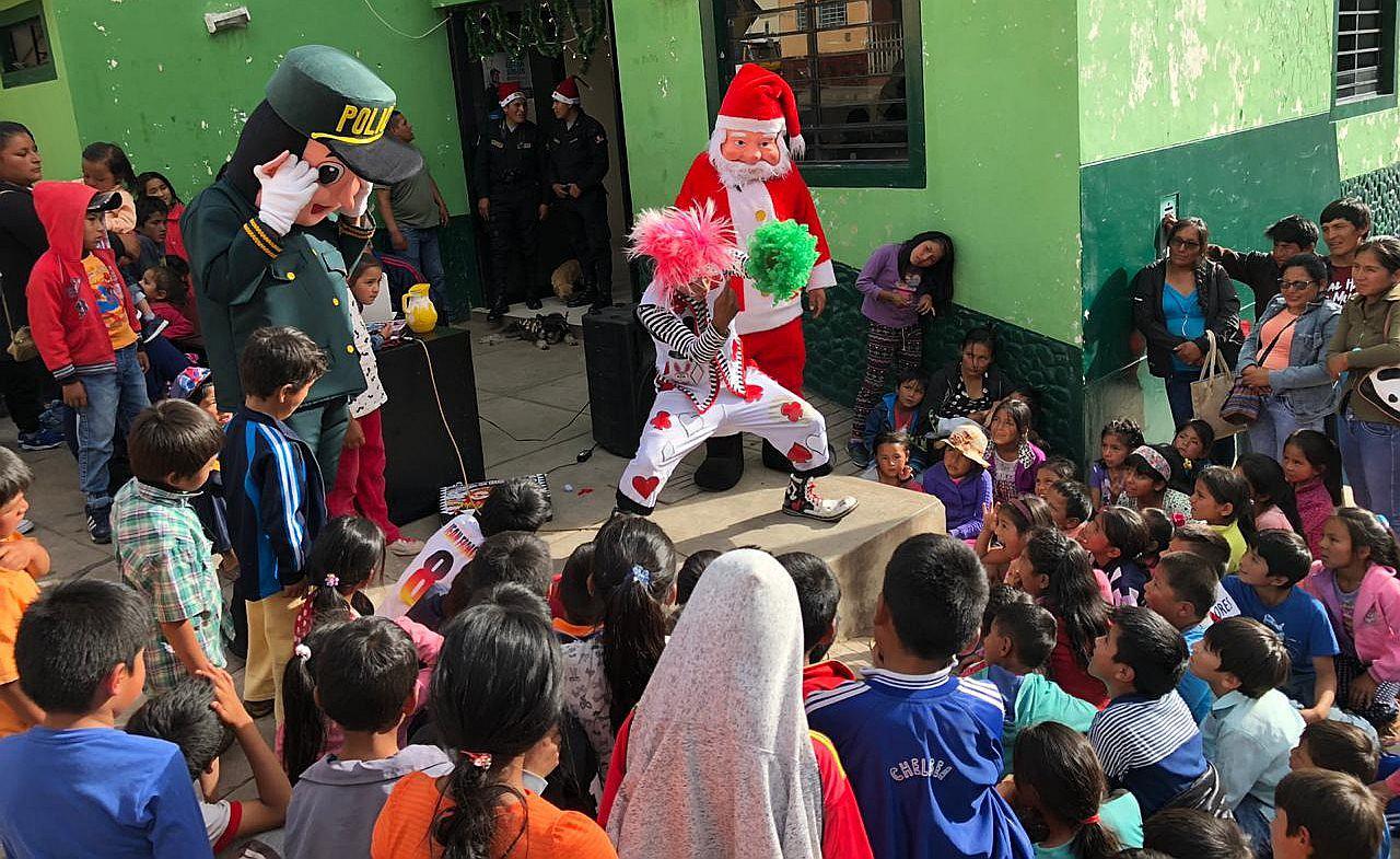 Policías de la Comisaria de Chincheros agasajaron a niños por Navidad