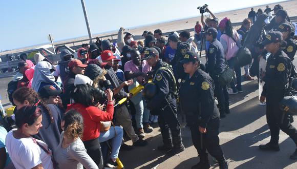 Cientos de extranjeros indocumentados bloquean la Panamericana impidiendo el pase legal entre peruanos y chilenos, con ello el turismo y el comercio. (Foto: Difusión)