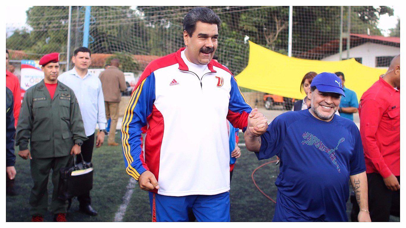Maradona jugó un partido de fútbol con Maduro y se declaró su "soldado" (VIDEO)